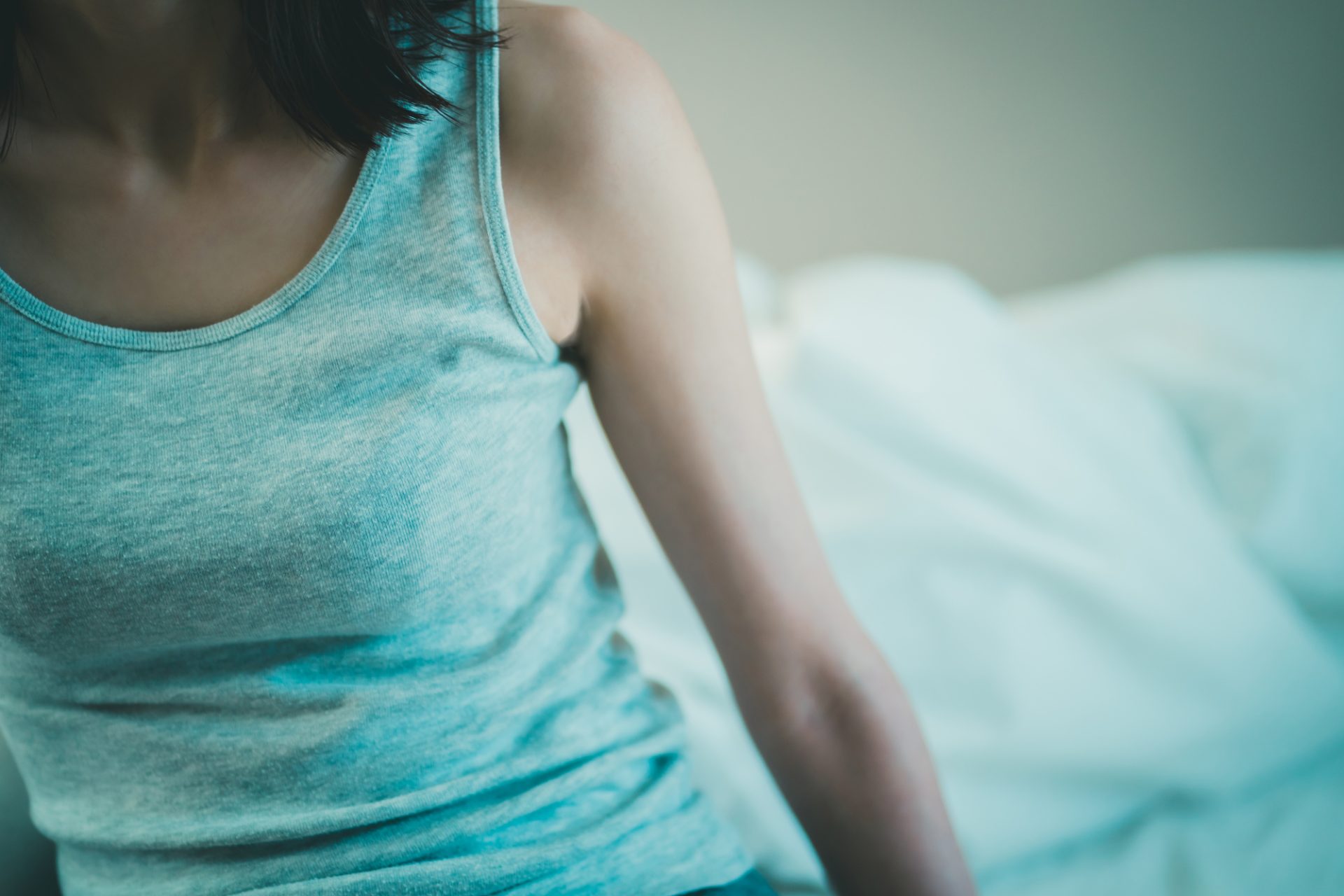 膨らみ始めた乳首 バストに関するお悩み！20代は小さい胸がコンプレックス！